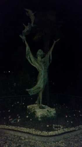 Une statue très cheloue de nuit, toujours à l'endroit des chapelles.