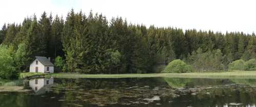 Cabane au bord d'un lac en Auvergne.